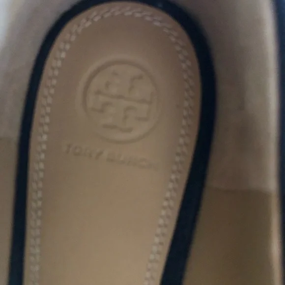 - Tory Burch Gigi Black Flats Leather Gold Logo Size 9 lightly worn - Picture 3 of 7